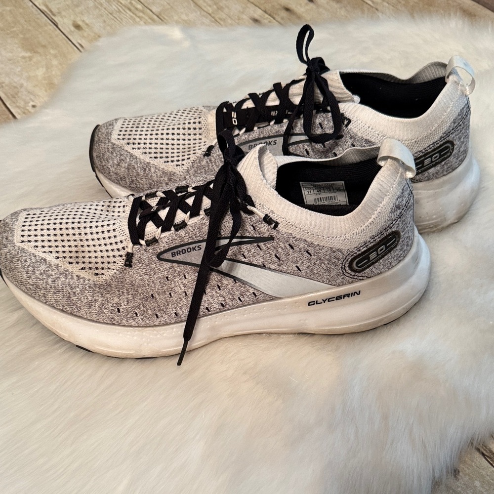 Brooks Men's Gray and White Athletic Shoes